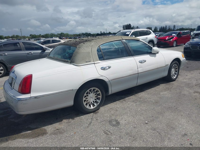 2001 Lincoln Town Car Signature