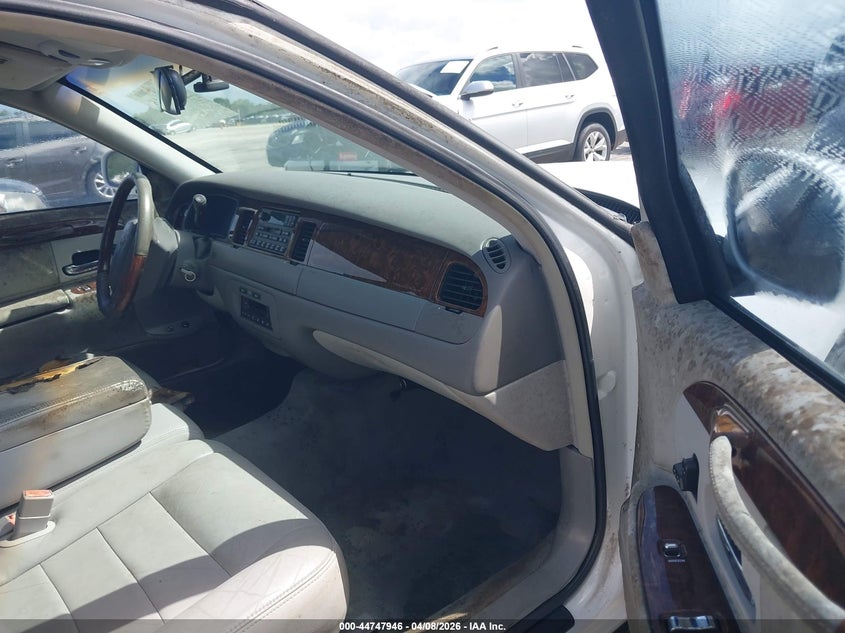 2001 Lincoln Town Car Signature