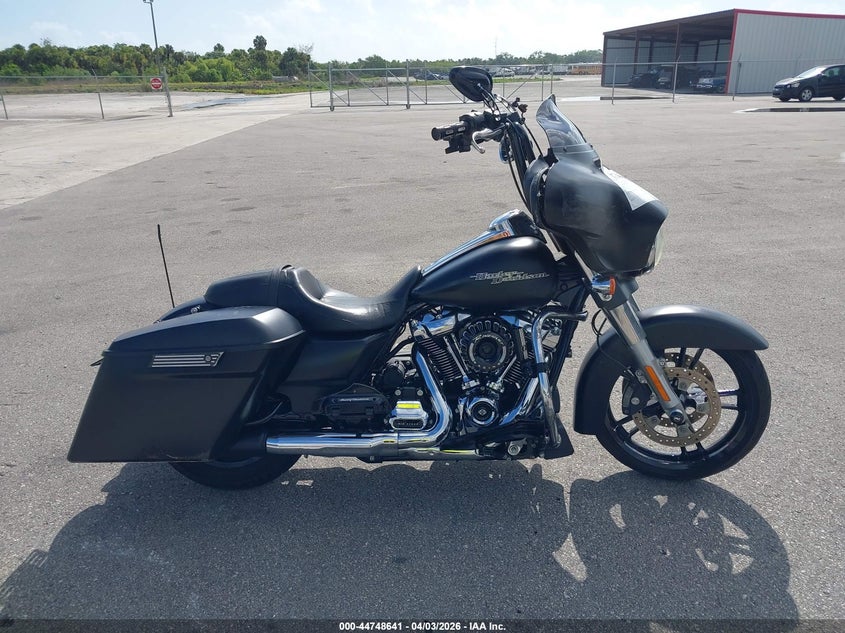 2017 Harley-Davidson Flhxs Street Glide Special VIN: 1HD1KRC17HB641054 Lot: 44748641