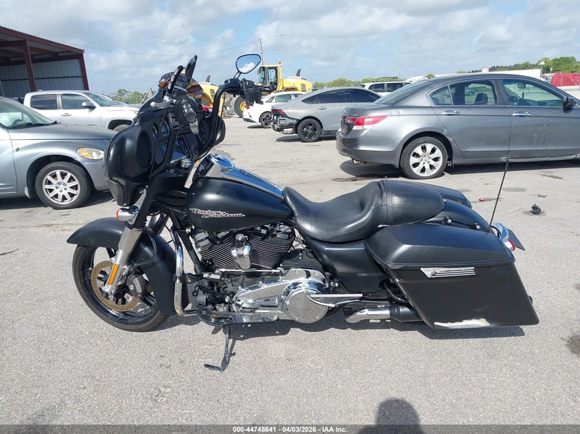 2017 Harley-Davidson Flhxs Street Glide Special VIN: 1HD1KRC17HB641054 Lot: 44748641