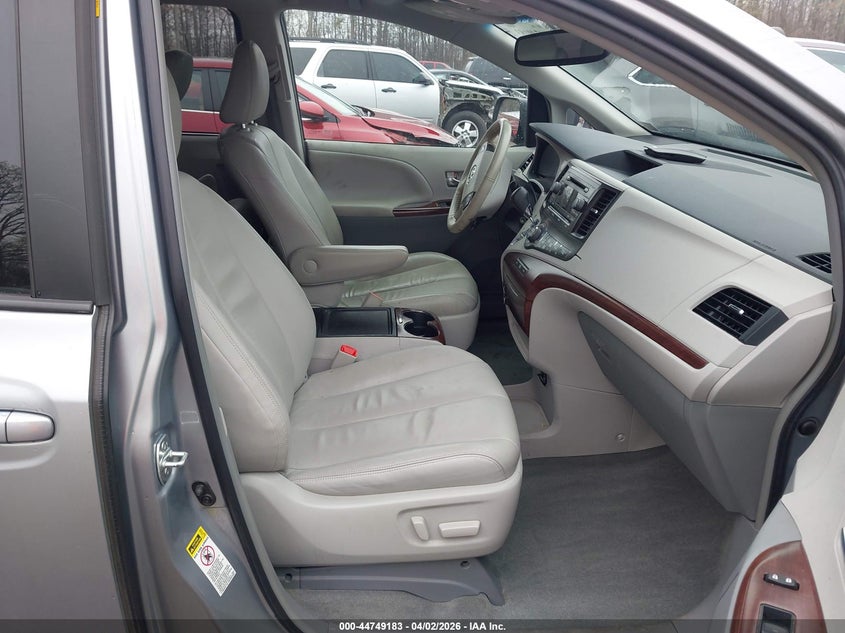 2014 TOYOTA SIENNA VAN 3.5L V-6 DOHC, VVT, 266HP