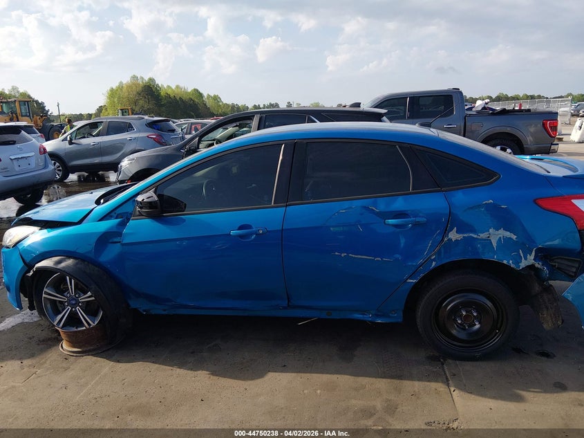 1FAHP3F26CL258007 2012 Ford Focus 2.0 Se blue