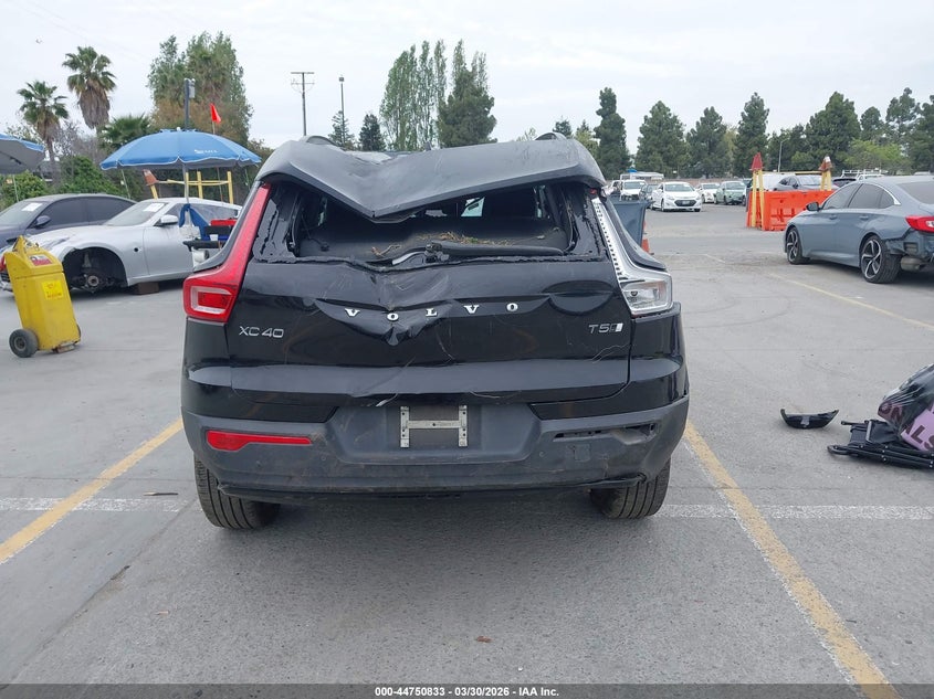 2021 Volvo Xc40 T5 R-Design VIN: YV4162UMXM2488313 Lot: 44750833