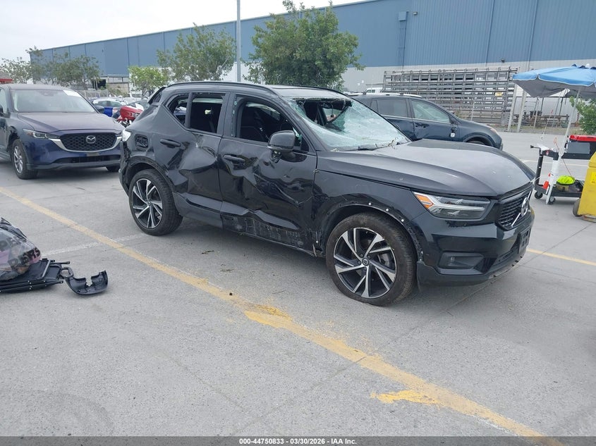 2021 VOLVO XC40 T5 R-DESIGN