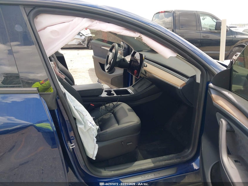 2025 TESLA MODEL Y ELECTRIC(VIN: 7SAYGDED6SA338220