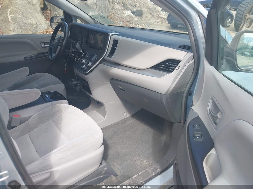 2015 Toyota Sienna Le 8 Passenger