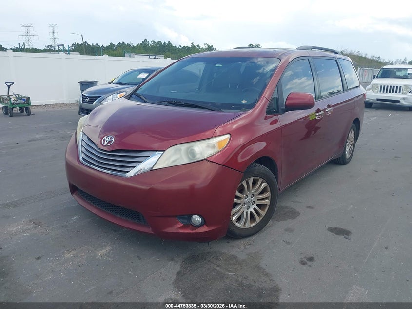 2016 Toyota Sienna Xle 8 Passenger