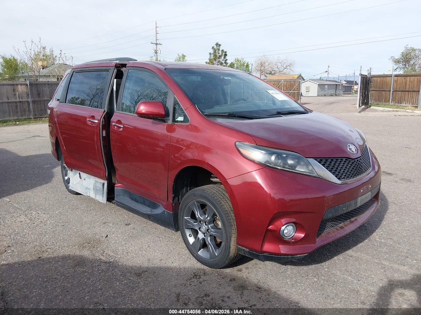 2016 Toyota Sienna Se 8 Passenger