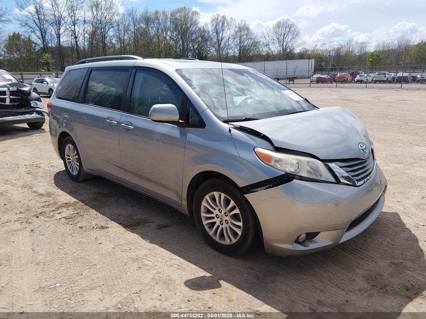 2013 Toyota Sienna Xle V6 8 Passenger