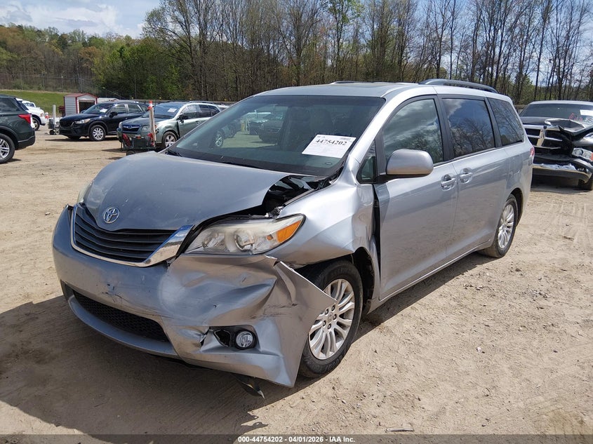 2013 Toyota Sienna Xle V6 8 Passenger