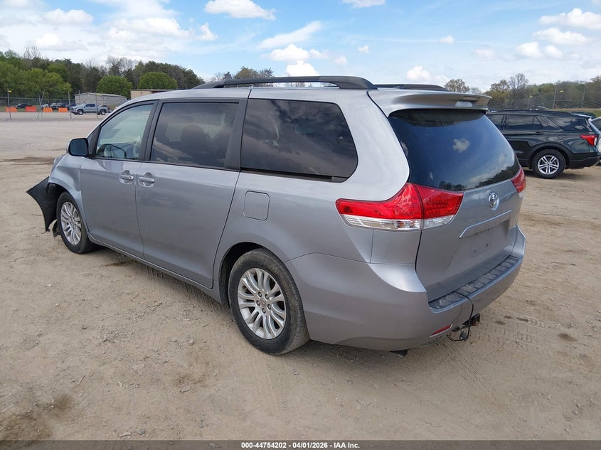 2013 Toyota Sienna Xle V6 8 Passenger