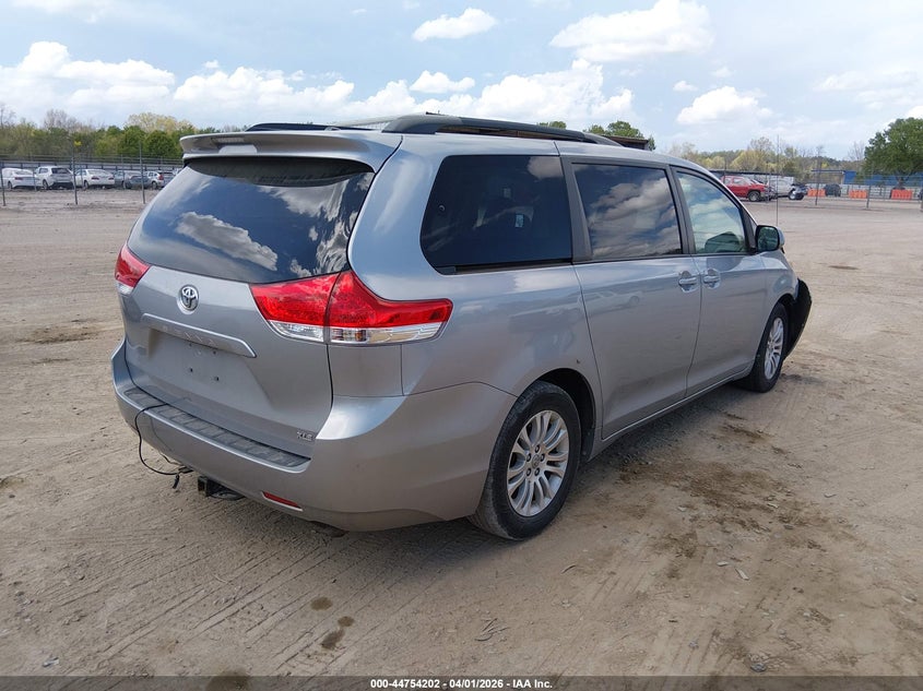 2013 Toyota Sienna Xle V6 8 Passenger