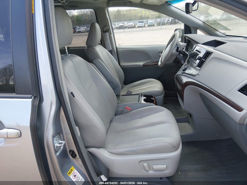 2013 Toyota Sienna Xle V6 8 Passenger