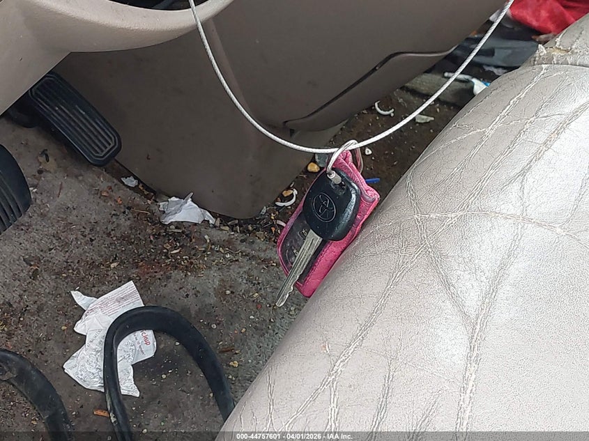 2000 Toyota Sienna Xle VIN: 4T3ZF13C7YU266026 Lot: 44757601