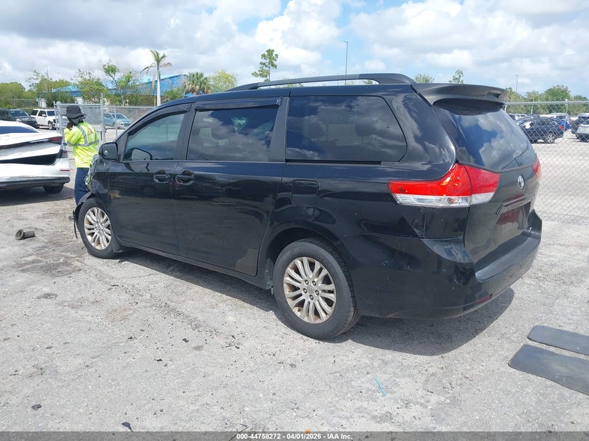 2012 Toyota Sienna Xle V6 8 Passenger