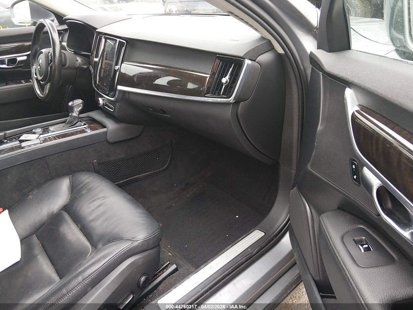 2018 Volvo S90 T6 Momentum