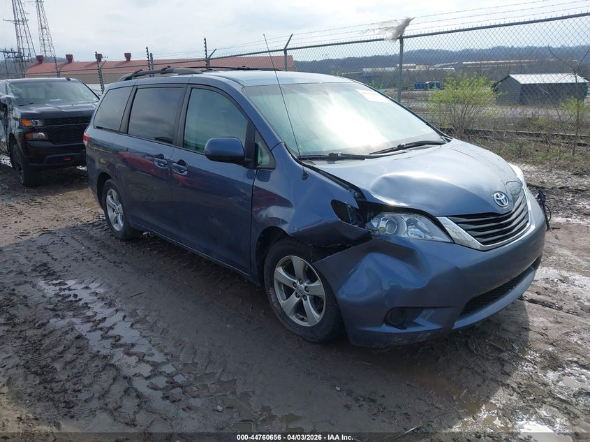 2013 Toyota Sienna Le V6 8 Passenger