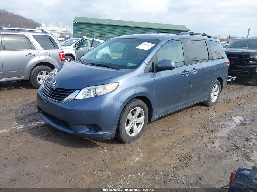 2013 Toyota Sienna Le V6 8 Passenger