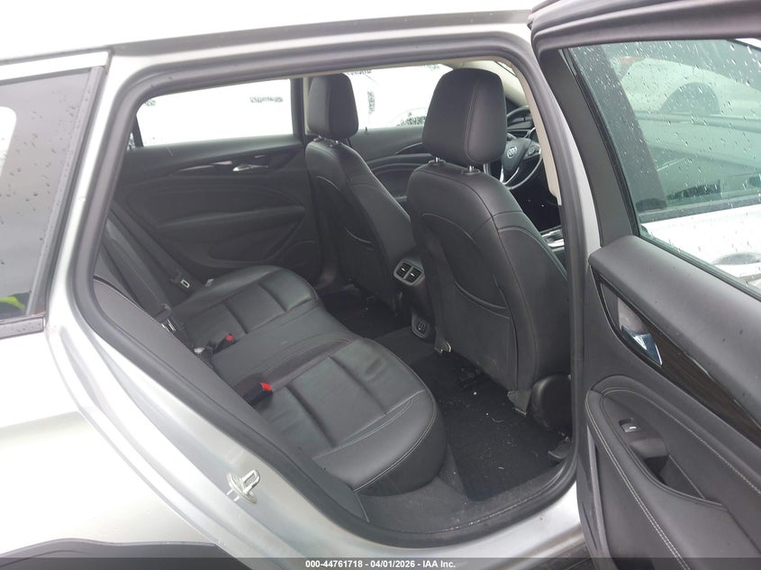 2018 Buick Regal Tourx Essence VIN: W04GV8SX5J1100206 Lot: 44761718