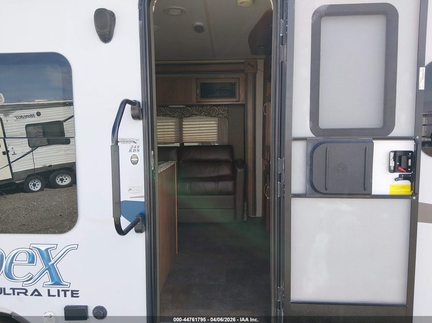 2017 COACHMEN APEX ULTRA LITE auction photo 5