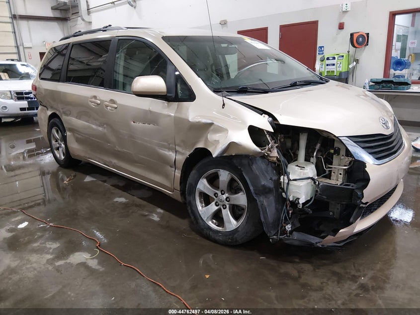 2014 Toyota Sienna Le V6 8 Passenger