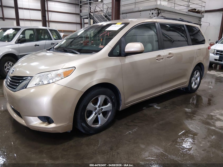 2014 Toyota Sienna Le V6 8 Passenger