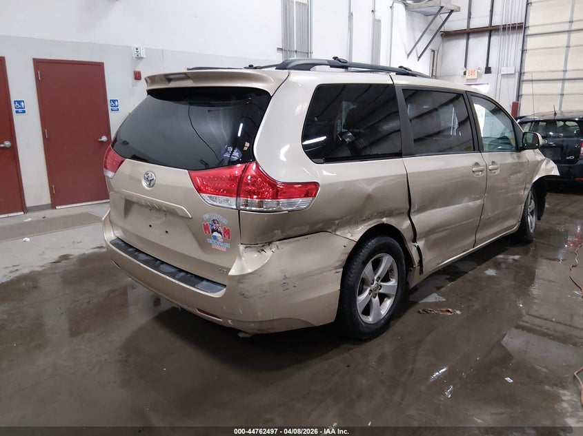 2014 Toyota Sienna Le V6 8 Passenger