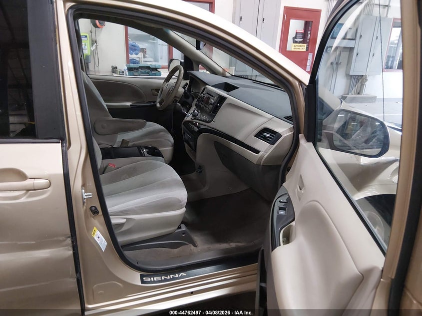 2014 Toyota Sienna Le V6 8 Passenger