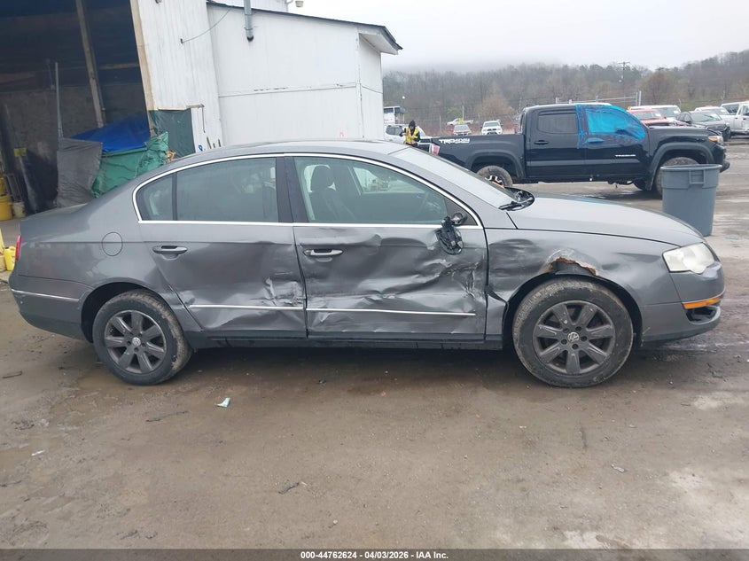 2008 Volkswagen Passat Turbo VIN: WVWUK73CX8P004084 Lot: 44762624