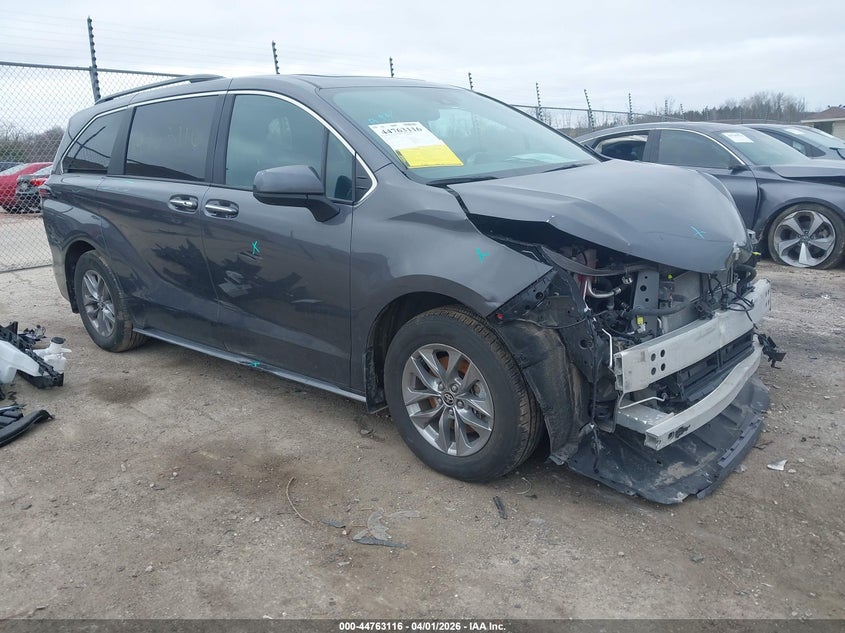 2025 TOYOTA SIENNA XLE