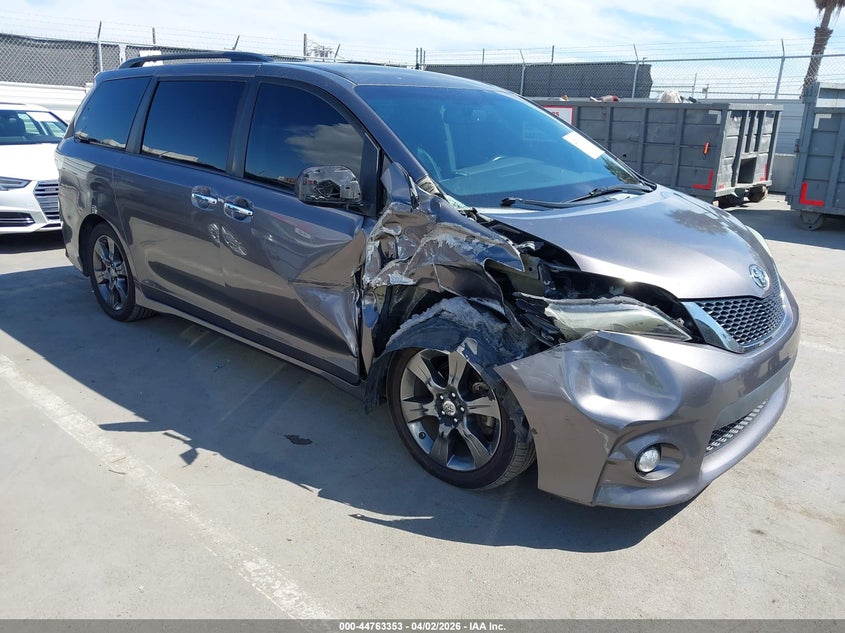 2015 Toyota Sienna Se 8 Passenger