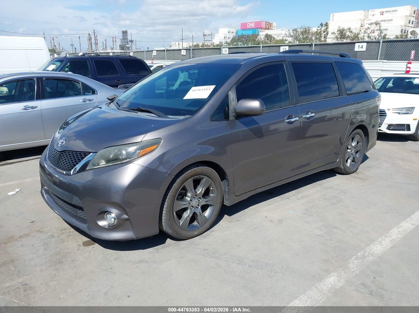 2015 Toyota Sienna Se 8 Passenger