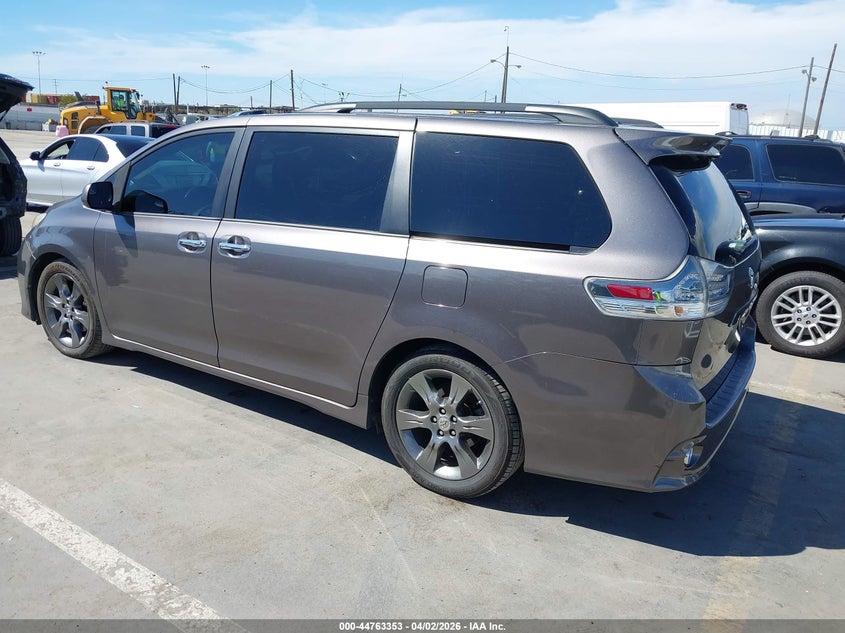 2015 Toyota Sienna Se 8 Passenger