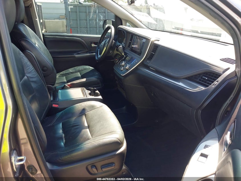 2015 Toyota Sienna Se 8 Passenger
