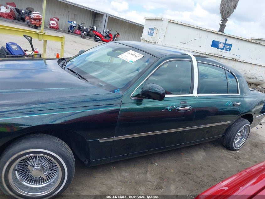 2003 Lincoln Town Car Executive L VIN: 1LNHM84WX3Y643980 Lot: 44765367