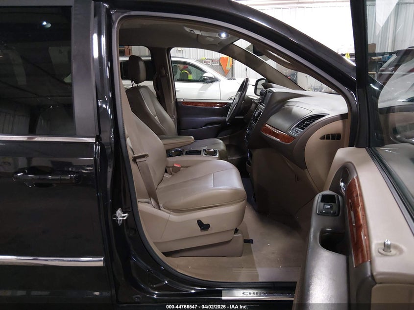 2015 Chrysler Town & Country Touring-L