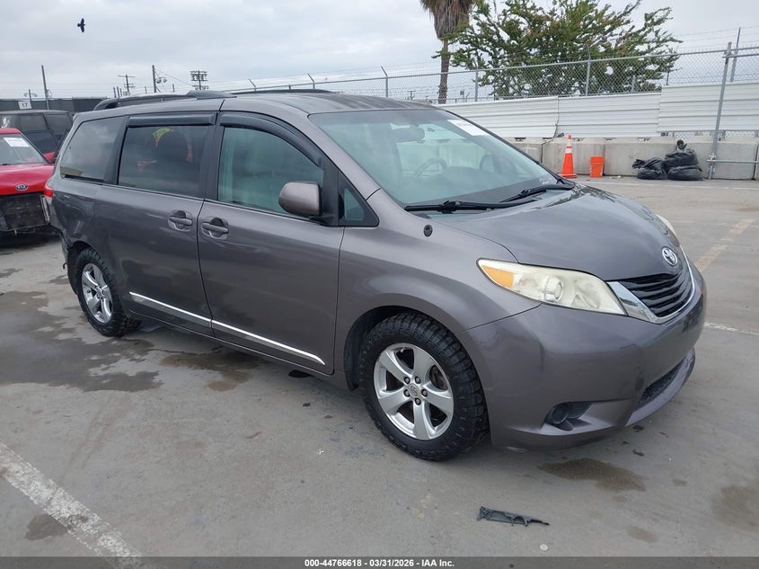 2013 Toyota Sienna Le V6 8 Passenger