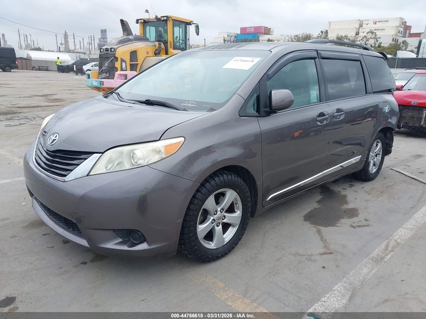 2013 Toyota Sienna Le V6 8 Passenger