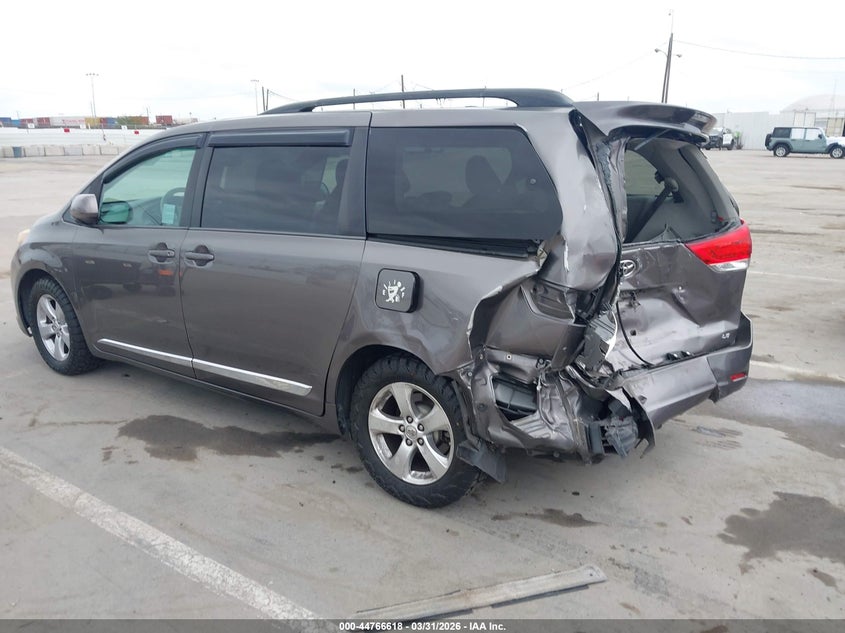 2013 Toyota Sienna Le V6 8 Passenger