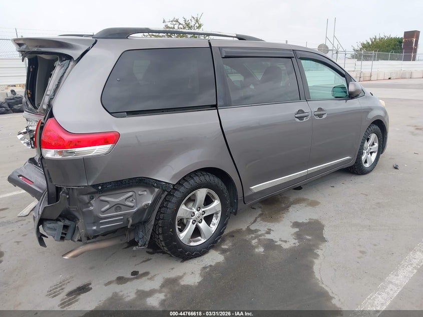 2013 Toyota Sienna Le V6 8 Passenger