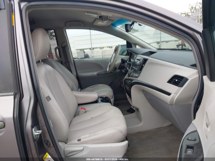 2013 Toyota Sienna Le V6 8 Passenger