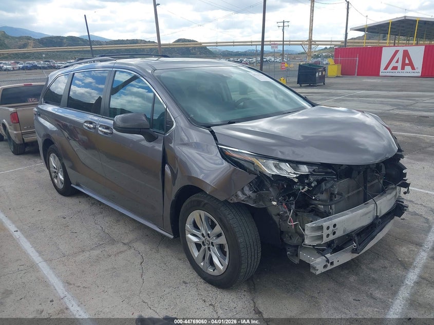 2022 Toyota Sienna Xle