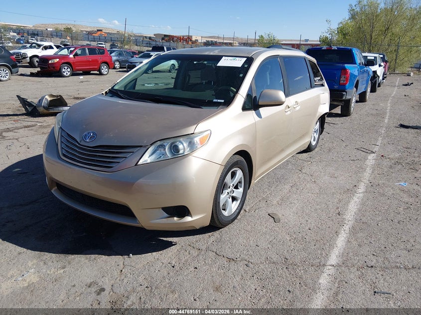 2013 Toyota Sienna Le V6 8 Passenger