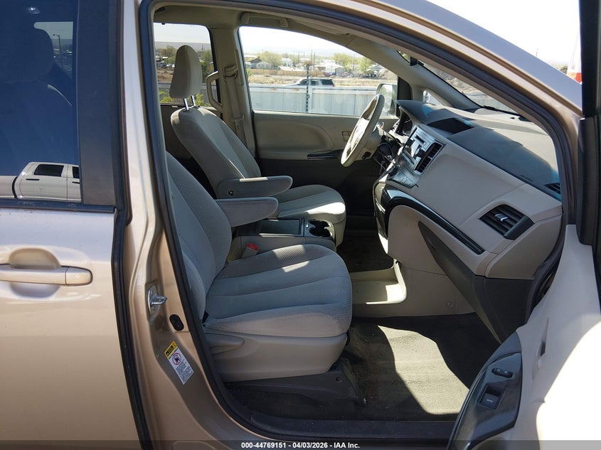 2013 Toyota Sienna Le V6 8 Passenger