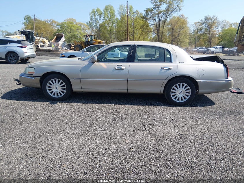 2004 Lincoln Town Car Signature VIN: 1LNHM81W84Y661514 Lot: 44771098