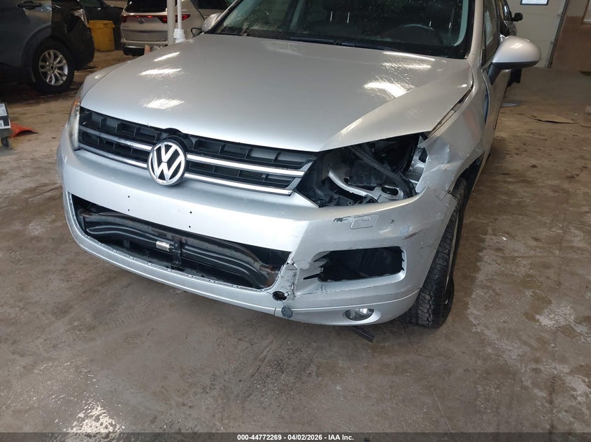 2014 Volkswagen Touareg 3.6L Sport VIN: WVGEF9BP4ED006480 Lot: 44772269
