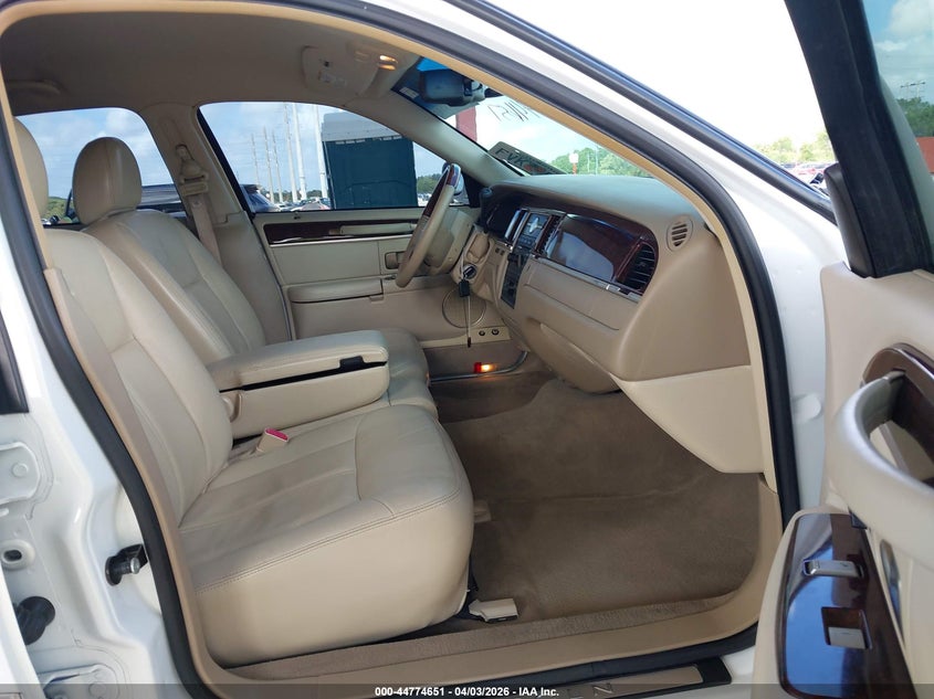 2009 Lincoln Town Car Signature Limited