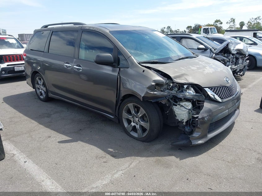 2014 Toyota Sienna Se 8 Passenger