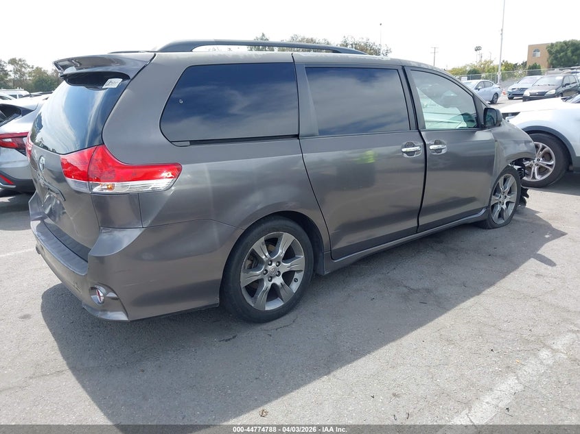 2014 Toyota Sienna Se 8 Passenger