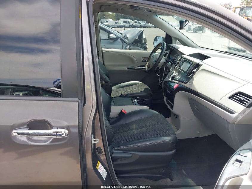 2014 Toyota Sienna Se 8 Passenger
